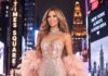 Thalía deslumbra Times Square con un vestido de Giannina Azar y una sorpresa musical