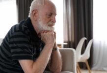 ¿Cómo influyen las proteínas beta-amiloide y tau en el alzhéimer?