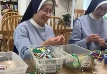 Cuatro millones de cuentas ensartadas a mano: las monjas detrás de los rosarios de Fulton Sheen