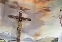 PADRE MUERE EN PLENA MISA AL CAERLE UNA CRUZ ENCIMA – TRANSMISIÓN EN VIVO